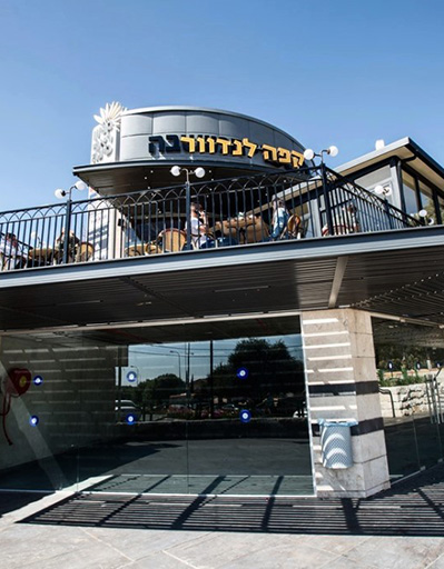 קפה לנדוור במרכז מסחרי ראש פינה